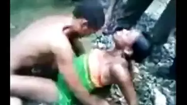 Desisex video of a young couple enjoying outdoor sex in a pond