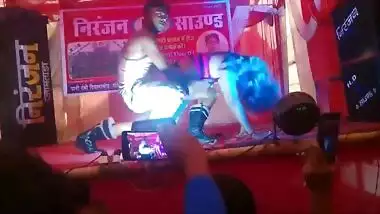 Desi hot girl stage dance very hot