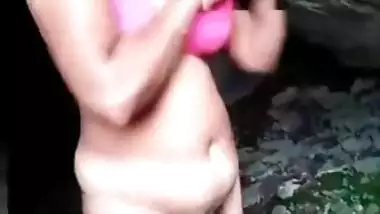 Desi Bhabhi takes clothes off and gives a XXX blowjob to sex cameraman