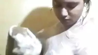 Indian girl whips out natural XXX boobs in quick sex video for BF