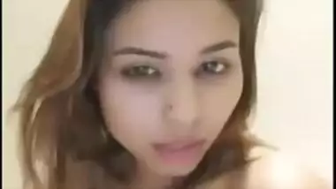 Men wait for the Indian model to expose tits but she isn't in a hurry