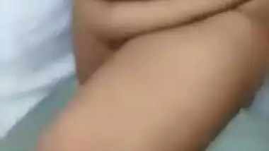 Desi housewife flashes body in amateur porn video after taking a shower