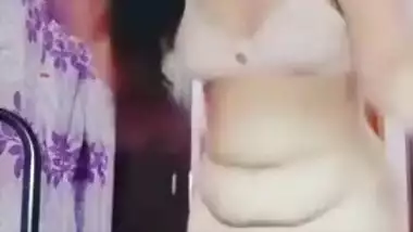 Nerdy Desi coed with big sexy booty finds XXX thing to earn money