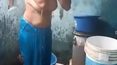 Today Exclusive- Desi Bhabhi Record Her Bathing Video For Lover Part 1