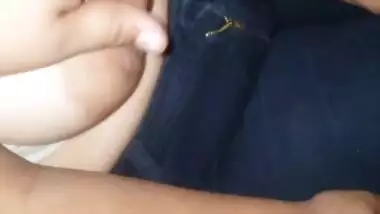 Pumping boobs of Pakistani Bhabhi inside car