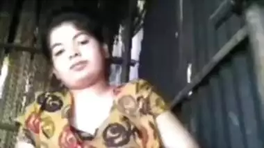 Horny Bangladeshi girl fingers her Desi pussy and moans for XXX vid