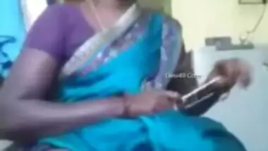 Indian aunty shows what she has got under sari in homemade XXX video