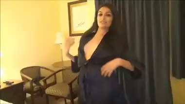 Desi chick in a black robe tries to act like a real XXX pornstar