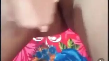 Slim Desi model gets naked and sticks a pen into XXX pussy on cam