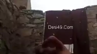 Offensive babe washes her XXX body outdoors being filmed by Desi man