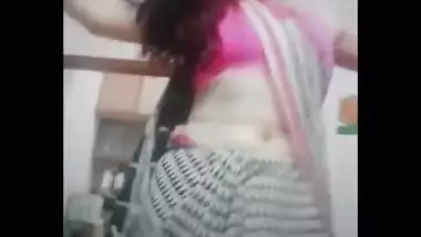 Cute bubbly college girl Anuradha hot navel show.