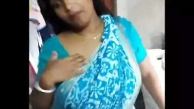 Bubbly delhi housewife bhabhi disha roy bubbly navel and cleavage expose in blue sare