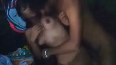 A college guy bangs his GF’s pussy outdoors in Tamil sex