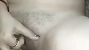 Desi bhabi fing her sexy pussy