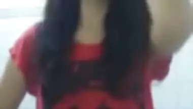 indian babe showing boobs saying mujhe toh yaad hi nahi main bra nahi pahni hu