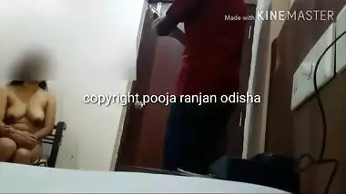 Slutty Desi girl asks delivery guy to take nude XXX pics of hers