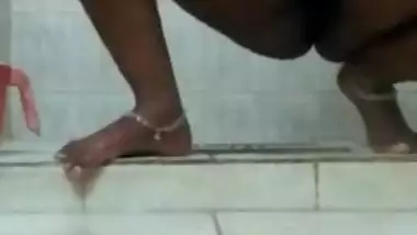 Desi MILF washes her sex hole on XXX camera in the shower cabin