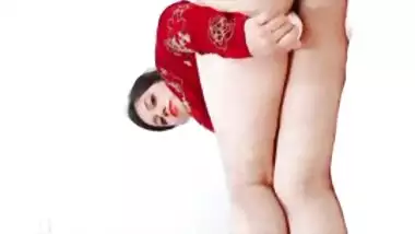 Sexy Pakistani mom inserts dildo into her XXX twat for Desi video
