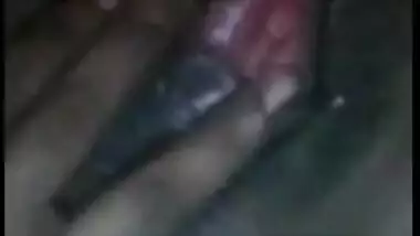Desi babe shows her hairy twat while XXX squirting for the camera